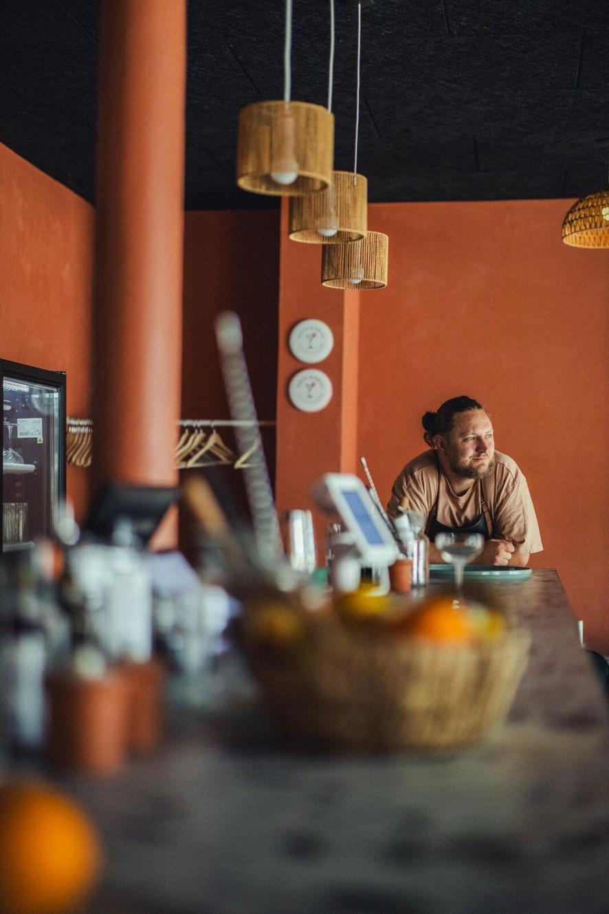 Bartender hos Høgh's hælder en nyshaket cocktail