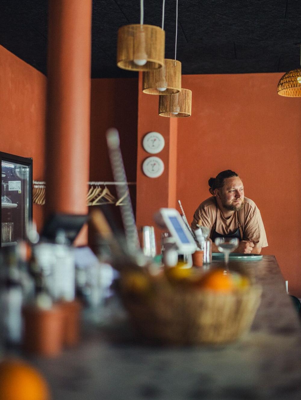 Bartender hos Høgh's hælder en nyshaket cocktail