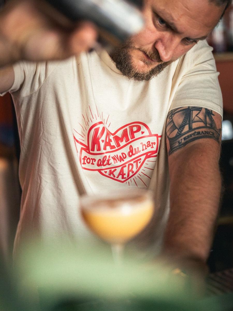 Gæster skåler med cocktails hos Høgh's
