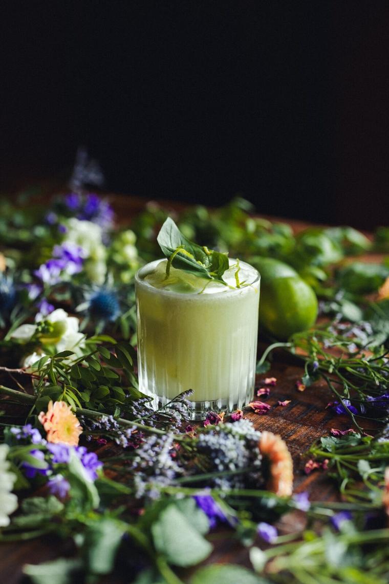 Basilikumsinfuseret Cachaca og Lime. Den klassiske caipirinha nyfortolket.