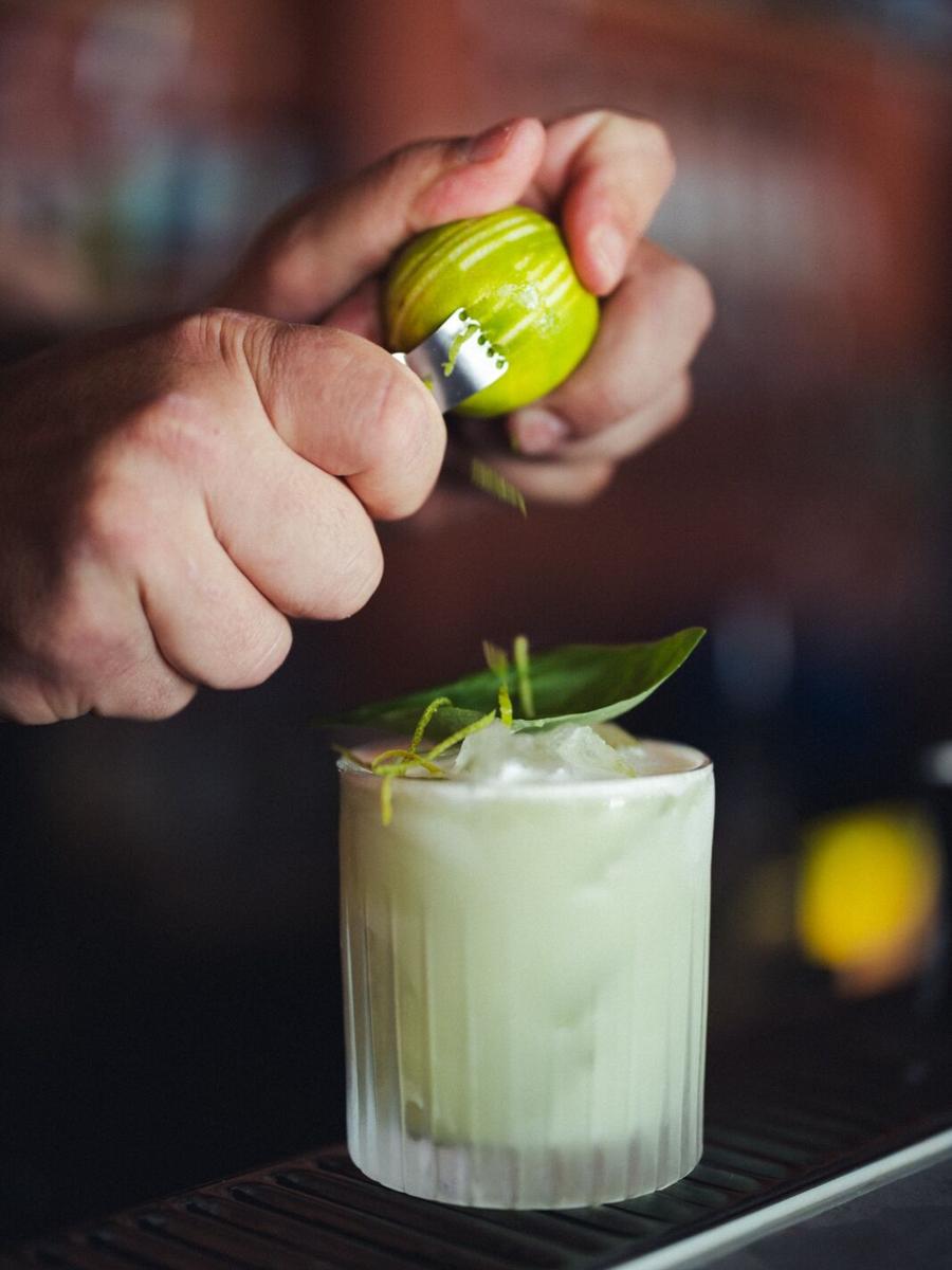 Bartender i arbejde hos Høgh's